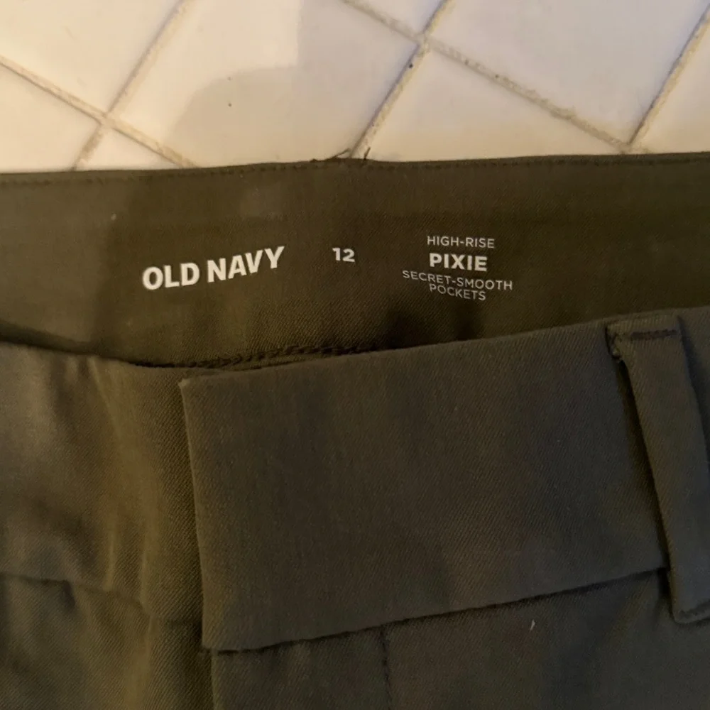 Old Navy High rise pixie‎ chinos in olive. NWT. Retail 59